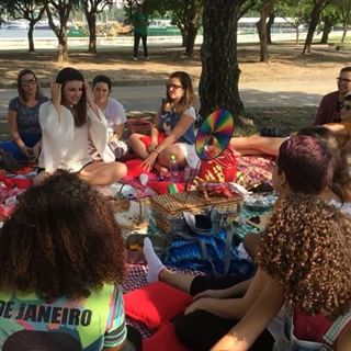 Essa semana @alinerajao me passou os vídeos que ela fez de pedaços diferentes do #picnicdopapo, que durou das 11:00 às 17:00 no Rio. O maior de todos, que entre chegadas e partidas contou com 40 pessoas e foi muito especial pra mim. Sempre é muito emocionante compartilhar minhas experiências e vivências, ouvir a das outras pessoas e no fim ver o quanto o #paposobreautoestima estimula um olhar positivo e de menos julgamento nas pessoas. Se enxergar com mais amor e acolhimento ajuda no processo de autoconhecimento, assim fica mais fácil entender nossos processos de mudança e/ou aceitação. Me deu saudade dessa experiência tão gostosa! Espero que a próxima (minha) seja mês que vem em BH, mas @carlaparedes está pra fazer um em NYC! 🌟❤️😱👊🏼🌸🤗 <via @joanacannabrava > Essa semana @alinerajao me passou os vídeos que ela fez de pedaços diferentes do #picnicdopapo, que durou das 11:00 às 17:00 no Rio. O maior de todos, que entre chegadas e partidas contou com 40 pessoas e foi muito especial pra mim. Sempre é muito emocionante compartilhar minhas experiências e vivências, ouvir a das outras pessoas e no fim ver o quanto o #paposobreautoestima estimula um olhar positivo e de menos julgamento nas pessoas. Se enxergar com mais amor e acolhimento ajuda no processo de autoconhecimento, assim fica mais fácil entender nossos processos de mudança e/ou aceitação. Me deu saudade dessa experiência tão gostosa! Espero que a próxima (minha) seja mês que vem em BH, mas @carlaparedes está pra fazer um em NYC! 🌟❤️😱👊🏼🌸🤗 <via @joanacannabrava >