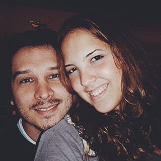 Eu não sou muito de expor nossa relação nas redes sociais. Ele também não é. Só que hoje é dia dos Namorados, e apesar da gente não ligar tanto assim pra data (depois de 14 anos, você descobre que é melhor comemorar com antecedência ou um certo atraso do que no dia 12 propriamente dito) eu queria abrir uma exceção hoje. Porque Dia dos Namorados é uma ótima forma da gente celebrar o amor e os muitos outros motivos que mantém um casal unido. Crescemos acreditando que o amor certo é o amor fácil, e eu concordo com essa frase, mas acho que precisamos redefinir o conceito de facilidade. Porque assim como a maternidade, não existe relacionamento fácil, não. A gente vê de fora os "casais perfeitos" (e imagino que a gente se enquadra nesse status pra quem acompanha de long ) e a gente nem imagina o quanto os dois têm que aprender a equilibrar, ceder e conversar para não deixar a rotina desgastar. Porque a realidade é essa: por mais amor que esteja envolvido, se deixar, o dia a dia pode ser cruel. Então, que o Dia dos Namorados não seja um dia para celebrar a não solteirice (até porque, se você está numa relação por esses motivos, amiga, é cilada), e sim para a gente comemorar que mais um ano se passou e nós conseguimos manter o equilíbrio perto do ideal, com muito amor e companheirismo. E nas fotos 2006/2017, acho que o tempo está sendo muito amigo nosso, @bernardoromero ☺️, que bom! ❤️ < via Cá > Eu não sou muito de expor nossa relação nas redes sociais. Ele também não é. Só que hoje é dia dos Namorados, e apesar da gente não ligar tanto assim pra data (depois de 14 anos, você descobre que é melhor comemorar com antecedência ou um certo atraso do que no dia 12 propriamente dito) eu queria abrir uma exceção hoje. Porque Dia dos Namorados é uma ótima forma da gente celebrar o amor e os muitos outros motivos que mantém um casal unido. Crescemos acreditando que o amor certo é o amor fácil, e eu concordo com essa frase, mas acho que precisamos redefinir o conceito de facilidade. Porque assim como a maternidade, não existe relacionamento fácil, não. A gente vê de fora os "casais perfeitos" (e imagino que a gente se enquadra nesse status pra quem acompanha de long ) e a gente nem imagina o quanto os dois têm que aprender a equilibrar, ceder e conversar para não deixar a rotina desgastar. Porque a realidade é essa: por mais amor que esteja envolvido, se deixar, o dia a dia pode ser cruel. Então, que o Dia dos Namorados não seja um dia para celebrar a não solteirice (até porque, se você está numa relação por esses motivos, amiga, é cilada), e sim para a gente comemorar que mais um ano se passou e nós conseguimos manter o equilíbrio perto do ideal, com muito amor e companheirismo. E nas fotos 2006/2017, acho que o tempo está sendo muito amigo nosso, @bernardoromero ☺️, que bom! ❤️ < via Cá >