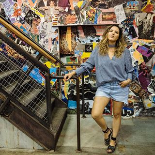 Querem saber minha maior dificuldade?? Fazer pose com carão. Prova maior disso é que eu sempre rio (de nervoso 😂) depois de bancar a posuda. Morro de vergonha mas as vezes engano e nessas horas amo perceber como posso ser outra Carla, nem que seja tão rápido quanto um clique. ❤️ Obrigada por registrar todos esses momentos @adrianacarolinafotografia ❤️ | para comprar as peças desse look (ou parecidas) é só baixar o app @liketoknow.it e dar print da tela 😘 http://liketk.it/2rI42 #liketkit #futiemnyc #looknofuti < via Cá > Querem saber minha maior dificuldade?? Fazer pose com carão. Prova maior disso é que eu sempre rio (de nervoso 😂) depois de bancar a posuda. Morro de vergonha mas as vezes engano e nessas horas amo perceber como posso ser outra Carla, nem que seja tão rápido quanto um clique. ❤️ Obrigada por registrar todos esses momentos @adrianacarolinafotografia ❤️ | para comprar as peças desse look (ou parecidas) é só baixar o app @liketoknow.it e dar print da tela 😘 http://liketk.it/2rI42 #liketkit #futiemnyc #looknofuti < via Cá >