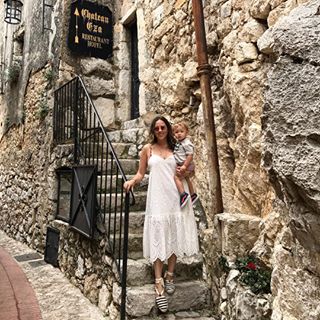 A primeira vez que eu tirei uma foto exatamente nesse lugar, Èze estava vazia, fria e naquele dia eu não podia imaginar que quase 2 anos depois eu voltaria acompanhada dessa pessoinha tão especial e cheia de personalidade ❤️ #futinarivierafrancesa #arthurppr < via Cá >