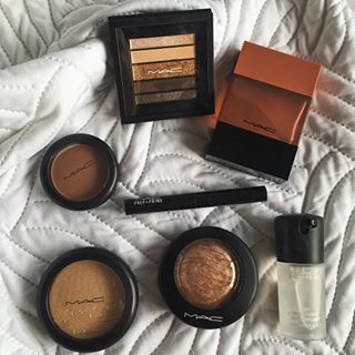 Quem acompanha nossos stories viu que essa semana teve aula da @maccosmeticsbrasil no Rio, com a super @f.a.b.i.a.n.a.g.o.m.e.s! O melhor da aula não foram as dicas de MAKE, pra mim foram os questionamentos sobre o padrão de beleza ocidental que vem impondo (sem a gente notar) um tipo certo de contorno e afins! Amei os questionamentos e espero transforma-los em post!
No entanto vou falar de outra coisa, dos presentes que ganhei (e de fato amei, já coloquei pra uso) + as compras que fiz com os 30% de desconto que ganhamos no dia do evento.
Presentes : AMEI a fragrância do perfume #velvetteddy, ganho sempre perfumes que não amo, esse eu adorei! Ganhei exatamente o blush que a @gabihmachado me indicou pra contorno (HARMONY), ainda não usei, mas aposto que vou amar. O prep+prime de lábios, já tinha tido e gostado. E A ESTRELA DA FESTA, a paleta de sombras COPPERDELUXE, mais a minha cara impossível.
Compras: iluminador DOUBLE-GLEAM, o segundo iluminador Soft & Gentle da minha vida (sim, acabei com um em UM ano) e outra dica da Gabih, o FIX+ (embalagem de viagem). #belezanofuti Eu amei a aula, o convite, os pensamentos propostos e os presentes @laisbemerguy e @indexassessoria! Muito muito obrigada! <via Jô> Quem acompanha nossos stories viu que essa semana teve aula da @maccosmeticsbrasil no Rio, com a super @f.a.b.i.a.n.a.g.o.m.e.s! O melhor da aula não foram as dicas de MAKE, pra mim foram os questionamentos sobre o padrão de beleza ocidental que vem impondo (sem a gente notar) um tipo certo de contorno e afins! Amei os questionamentos e espero transforma-los em post!
No entanto vou falar de outra coisa, dos presentes que ganhei (e de fato amei, já coloquei pra uso) + as compras que fiz com os 30% de desconto que ganhamos no dia do evento.
Presentes : AMEI a fragrância do perfume #velvetteddy, ganho sempre perfumes que não amo, esse eu adorei! Ganhei exatamente o blush que a @gabihmachado me indicou pra contorno (HARMONY), ainda não usei, mas aposto que vou amar. O prep+prime de lábios, já tinha tido e gostado. E A ESTRELA DA FESTA, a paleta de sombras COPPERDELUXE, mais a minha cara impossível.
Compras: iluminador DOUBLE-GLEAM, o segundo iluminador Soft & Gentle da minha vida (sim, acabei com um em UM ano) e outra dica da Gabih, o FIX+ (embalagem de viagem). #belezanofuti Eu amei a aula, o convite, os pensamentos propostos e os presentes @laisbemerguy e @indexassessoria! Muito muito obrigada! <via Jô>