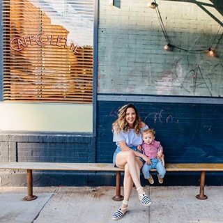 Hoje no blog fiz um post falando sobre o dia da "mãe-perfeita-do-instagram" e como foi bom para mim desmistificar na prática como é difícil e trabalhoso ser essa pessoa. Aqui um dos exemplos clássicos do "no instagram um fofo, sentadinho. Na vida real, queria mais era sair e passear por aí, porque posar pra foto é chato demais pra uma criança de 1 ano e meio. Rs Obrigada por registrar esses momentos, @adrianacarolinafotografia! E quem quiser, passa lá no Futi pra ler, o link está na bio! ☺️ #futiemnyc #maternidadereal #arrhurppr < via Cá >