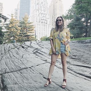 Mais de ontem, agora com look completo, floridinho pra combinar com o Central Park 😍 depois de quase 1 ano praticamente sem usar salto por aqui, finalmente achei o meu tipo, baixinho e confortável! Passei o dia inteiro e nem senti, assim que eu gosto! ❤️ #futiemnyc #looknofuti < via Cá > Mais de ontem, agora com look completo, floridinho pra combinar com o Central Park 😍 depois de quase 1 ano praticamente sem usar salto por aqui, finalmente achei o meu tipo, baixinho e confortável! Passei o dia inteiro e nem senti, assim que eu gosto! ❤️ #futiemnyc #looknofuti < via Cá >