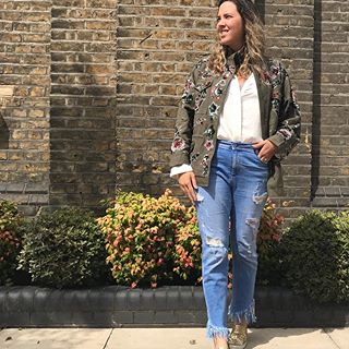 Salva pela liquidação (nem vou falar de que loja é, porque é óbvia - e começa com Z 😆), achei essa calça e esse casaco para me ajudarem nesse tempo friozinho daqui (o olho ofuscado pelo sol foi mera coincidência na hora da foto porque na verdade está nublado como sempre). O problema é que estou há 3 dias com o mesmo look, só variando a parte de dentro! 🙈 pelo menos estou amando, né? 😍 #futiemlondres #looknofuti < via Cá > Salva pela liquidação (nem vou falar de que loja é, porque é óbvia - e começa com Z 😆), achei essa calça e esse casaco para me ajudarem nesse tempo friozinho daqui (o olho ofuscado pelo sol foi mera coincidência na hora da foto porque na verdade está nublado como sempre). O problema é que estou há 3 dias com o mesmo look, só variando a parte de dentro! 🙈 pelo menos estou amando, né? 😍 #futiemlondres #looknofuti < via Cá >