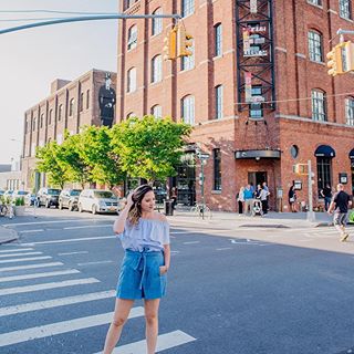 Tudo bem que eu já postei esse look por aqui - algumas vezes, até - mas mesmo assim resolvi postar no blog, porque eu achava que tinha mais pra falar sobre essas peças que na teoria, não funcionam para o meu tipo físico, mas que eu prefiro arriscar e tentar! Saber valorizar os pontos fortes do seu corpo é legal, mas saber não se aprisionar por essas regras é melhor ainda 😁 | para comprar peças desse look, só baixar o app do @liketoknow.it e printar essa foto! #liketkit http://liketk.it/2rCCr #looknofuti #futiemnyc 📸 @adrianacarolinafotografia < via Cá >