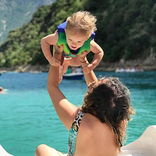 E eu jurava que vir para esses cantos com um bebê iria ser mais complicado ou que teríamos mais dificuldade. Não sei, acho que eu estava mais intimidada com a ideia do "crianças francesas não fazem manha" e apesar de eu nem ter lido o livro, já imaginava franceses com suas crianças perfeitamente bem educadas, quietas e que praticamente já nascem adultas, olhando de cara feia para a gente ou não tendo as facilidades que estamos acostumados (tipo, um cadeirão no restaurante) porque "crianças francesas não precisam dessas coisas". Não sei se foi sorte a nossa, ou se era medo bobo mesmo, desses que a gente tem sem motivos, mas me surpreendi! Tem tudo sido bem mais fácil do que eu imaginava e estamos aproveitando horrores! Arthur está se divertindo (e ele AMA água, então imaginem o pinto no lixo que ele não está) e tem aguentado o tranco lindamente. A vontade que dá é fazer viagens cada vez mais ousadas depois dessa 😂 #futinarivierafrancesa #arthurppr < via Cá >