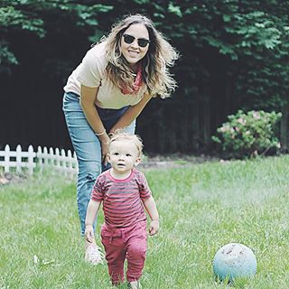 Postei essa foto no meu insta pessoal, mas posto aqui de novo porque ela é tão simples, mas tão significativa. Porque ser mãe é bem isso, né? É ficar de olho mas dar liberdade e estimular a independência, estar do lado para qualquer eventualidade e, mais do que tudo, é olhar orgulhosa ao ver que seu filho está fazendo novas conquistas. ❤️ registro maravilhoso pela amiga querida e talentosa @marikertesz_works #futiemnyc #maternidadereal < via Cá >