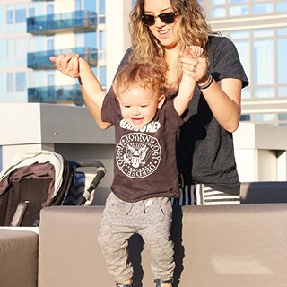 Registros de uma sexta de (quase) verão ❤️ ps: a foto parece fofa mas isso nada mas foi que uma tentativa (praticamente frustrada) de deixar o Arthur em um mesmo lugar #futiemnyc < via Cá > Registros de uma sexta de (quase) verão ❤️ ps: a foto parece fofa mas isso nada mas foi que uma tentativa (praticamente frustrada) de deixar o Arthur em um mesmo lugar #futiemnyc < via Cá >