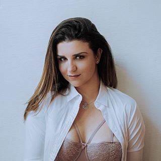 Quem disse que o sutiã bege - que não marca na roupa NUNCA - precisa ser sem graça? 😂 Não, não precisa. Assim como quem disse que pra fotografar lingerie a gente tem que atender a esses padrões chatos de perfeição? #paposobreautoestima quebrando todos os meus paradigmas do mundo! .
📸 foto: @gabrielaisaiasphotos
Sutiã: @marcyn_online 
Projeto: #paposobreautoestima .
<via @joanacannabrava >