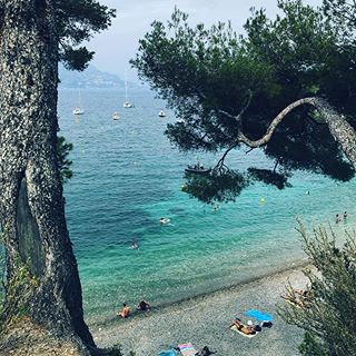 Indo dormir mas sonhando com um pedaço de um quase paraíso. Só não chamo 100% de paraíso porque praia de pedra me dá um pouco de medo 😂 #futinarivierafrancesa < via Cá >