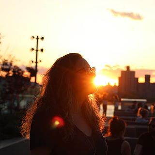 Taí uma foto que representa demais meu sentimento quando o verão está chegando: um sorriso literalmente mais iluminado. Além dessa luz alaranjada de fim de tarde que aquece a alma de tão gostosa! ❤️ #ficaprasempreverão #futiemnyc < via Cá > Taí uma foto que representa demais meu sentimento quando o verão está chegando: um sorriso literalmente mais iluminado. Além dessa luz alaranjada de fim de tarde que aquece a alma de tão gostosa! ❤️ #ficaprasempreverão #futiemnyc < via Cá >