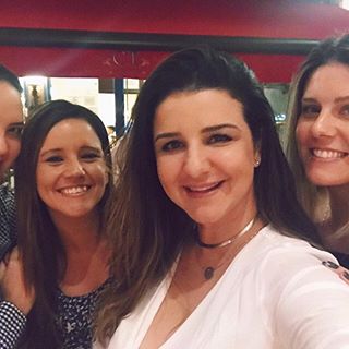 Que jantar maravilhoso, que a vida seja feita de conversas como a que nós duas estamos tendo com @garbindaiana e @camilla_estima_nutricionista! É impressionante como todas estivemos aprisionadas num padrão de beleza em algum momento. Hoje o assunto foi autoestima, autoimagem e histórias de vida! Que incrível se reunir com pessoas que somam tanto. A Daiana está no YouTube e quem gosta do #paposobreautoestima vai gostar dos vídeos dela, vale dar uma olhada no canal dela.