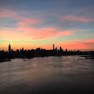 Status: queria estar no terraço do prédio contemplando esse por do sol de tirar o fôlego e tomando um vinhozinho, mas tive que me contentar com uma pausa de 5 segundos para tirar essa foto enquanto o Arthur grita, pula e corre pela casa e quando eu vou ver, ele não está sozinho, ele está com a fralda do Jack espalhando xixi pela casa inteira. Mas vamos olhar pelo lado bom? Pelo menos eu tinha essa vista que mostra que Deus estava especialmente inspirado hoje, né? Nem tenho do que reclamar, só agradecer mesmo! 🙏🏻 #futiemnyc < via Cá > Status: queria estar no terraço do prédio contemplando esse por do sol de tirar o fôlego e tomando um vinhozinho, mas tive que me contentar com uma pausa de 5 segundos para tirar essa foto enquanto o Arthur grita, pula e corre pela casa e quando eu vou ver, ele não está sozinho, ele está com a fralda do Jack espalhando xixi pela casa inteira. Mas vamos olhar pelo lado bom? Pelo menos eu tinha essa vista que mostra que Deus estava especialmente inspirado hoje, né? Nem tenho do que reclamar, só agradecer mesmo! 🙏🏻 #futiemnyc < via Cá >