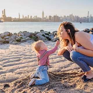 Bom dia com mais um registro apaixonante da @adrianacarolinafotografia! Essa foto eu achei sensacional porque ela é bem parecida com algumas fotos de mães perfeitas que eu sigo no instagram. Aquelas que só postam as fotos mais lindas, onde as crianças estão comportadas e fotogênicas e a mãe maquiada com uma roupa linda. Quando vi essa foto achei até engraçado, porque só conseguia lembrar da dificuldade que foi tentar fazer o Arthur participar (ele estava rebelde no dia das fotos hahaha), e essa foto nada mais é do que eu interagindo com ele tentando botar areia na minha boca 🤷🏼‍♀️ hahahha Depois dessa desmistifiquei o mundo das mães perfeitas de uma vez por todas e tirei o chapéu também, porque não é nem um pouco fácil manter essa imagem! #futiemnyc #maternidadereal < via Cá >
