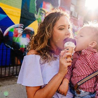 Preparem-se para o overpost, porque eu simplesmente não to me aguentando com essas fotos que eu fiz ontem com a @adrianacarolinafotografia! Como eu mostrei um pouco no stories, passeamos por Williamsburg e fizemos uns registros meus e do Arthur por aqui, afinal, quer maneira mais legal de lembrar de uma fase gostosa do que através de fotos lindas?? E claro que tinha que ter o melhor sorvete do mundo, da @vanleeuwenicecream, em pelo menos uma das fotos!🍦Quem se interessou no trabalho da Adriana, ela estará aqui em NY até segunda feira! #futiemnyc #arthurppr < via Cá >