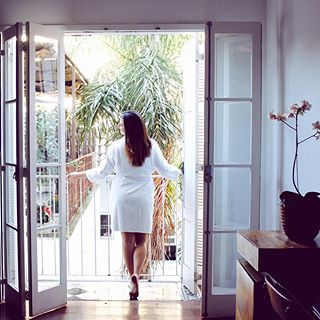 Vim conhecer o pacote de dia dos namorados e ja tenho a certeza que experiências são mesmo o melhor presente que pessoas que se gostam podem se dar! Sejam casais casados, casais de namorados ou mesmo os apaixonados. Seja uma dupla de mãe e filhas ou amigos. O @santateresamgallery é uma experiência rústica, cheia de verde, vista, bom gosto e luxo que faz a gente esquecer que está no Rio de Janeiro, mesmo estando no coração de Santa Teresa. A cama é maravilhosa, os detalhes são de madeira, a decoração é linda, o serviço é ótimo, mas essa sensação de fuga pra viver algo paralelo à loucura da cidade é o que está mais me chamando a atenção. Sem duvida alguma acho que é um presente que duas pessoas podem se dar de olhos fechados. Vou contar tudo no blog, mas a massagem do spa me levou pra uma alfa diferente e a experiência gastronômica do Tereze me fez crer que eu estava fora, a melhor dos últimos tempos, num padrão 100% internacional. 🌸 Que comece esse domingo abençoado! #futipelobrasil #futitrips 📸 @gabrielaisaiasphotos <via Jô>