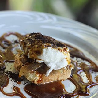 Uma unanimidade? Os ovos Santa Teresa! Foram indicações pra de todo mundo pra nós! ❤️ Sabe o melhor? Mesmo com a expectativa alta, ele foi SENSACIONAL. Anotou? Anote! No café da manhã do @santateresamgallery não se pode deixar passar: ovos Santa Teresa, pão de queijo da casa e o suco de açaí com berry! Definitivamente é um café da manhã que faltava na minha lista de melhores cafés do Rio de Janeiro! ❤️😱❤️😱 Já queria ter namorado só pra voltar no dia dos namorados! 😂😂😂 Já começo a achar o motivo justo! 😁 #futipelobrasil #futitrips <via Jô>