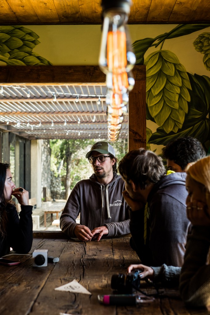 Cervejeiro falando sobre o processo quando as cervejas vão para o barril