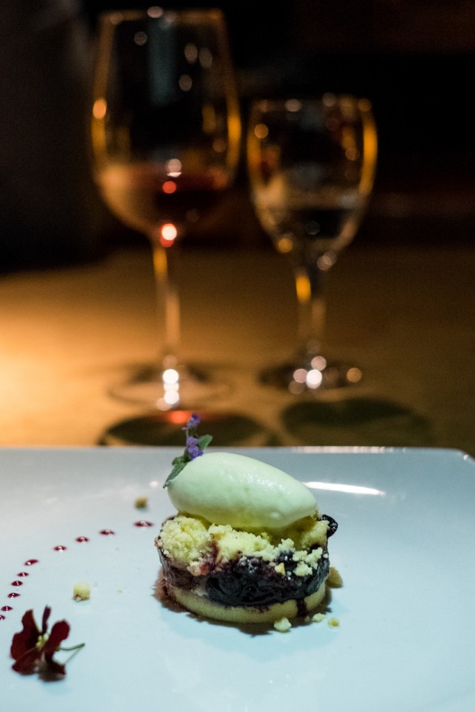 Sobremesa, uma quenelle de sorvete com tortinha da fruta que dá nome à casa.