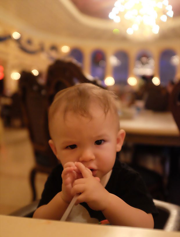 Nos restaurantes ele comia com a gente e participava, era só dar um canudinho que ele ficava super distraído (e quando o canudinho não resolvia, Galinha Pintadinha salvava!)