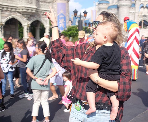 Na Move It! Shake it! Dance & Play it!, um show de música e dança super legal para as crianças, onde elas conseguem interagir e dançar com vários personagens